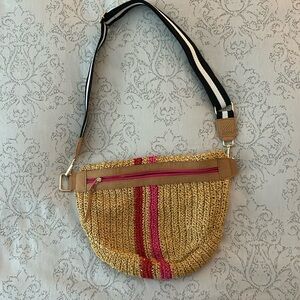 Capital Z straw purse. Zipper became detached. Can be fixed. Huge discount.